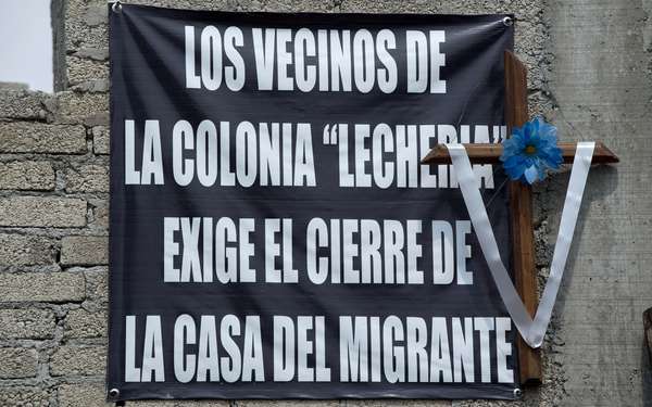 La historia de los indocumentados en Estados Unidos se repite, pero del “otro lado” en Lechería, México, un barrio a las afueras de la capital, donde llegan diariamente más de 100 inmigrantes centroamericanos.