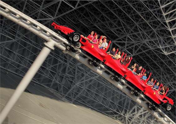 Formula Rossa, Abu Dhabi - Inaugurada em 2010 no Ferrari World de Abu Dhabi, parque temático da famosa marca de carros italiana, a Formula Rossa é a montanha-russa mais veloz do planeta. Após 4,5 segundos, o brinquedo atinge uma velocidade máxima de 240 km/h, simulando um carro de Fórmula 1