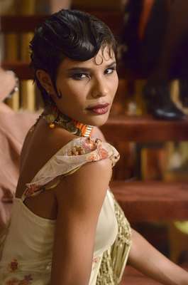A novela 'Gabriela', inspirada na história de Jorge Amado, que se passa na década de 1920, está resgatando tendências para lá de vintage. Na moda, especificamente, valia tudo, pois era o começo da liberação feminina: os espartilhos foram abolidos, a cintura caiu e as cores chegaram para ficar