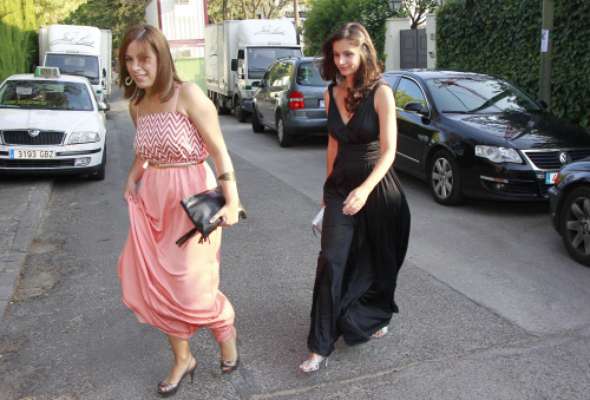 La hija de Marina Castaño, Laura Fernández Castaño, contrajo matrimonio este fin de semana con Carlos Alcalde Mateo. La boda, por lo civil, se celebró en la casa de la ex de Cela de Puerta de Hierro. Los invitados fueron llegando a la celebración de manera discreta y rodeados de fuertes medidas de seguridad.