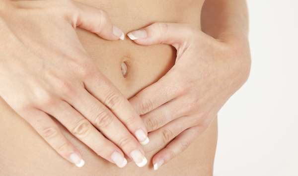 O inchaço abdominal é algo comum entre as mulheres e, em alguns casos, pode aumentar a circunferência da cintura a ponto de transformar a silhueta. O problema atinge uma entre cinco mulheres, que podem passar alguns dias com o incômodo. Algumas chegam a relatar que a sensação causa desconfortos físicos e morais, pois as consequências vão desde não conseguir amarrar os cadarços dos sapatos até ser confundida com uma grávida. Em casos extremos, o inchaço pode aumentar em até 12 cm a circunferência da região. A jornalista Martha Alexander, do jornal inglês Daily Mail, visitou alguns especialistas, de áreas diferentes, para tentar descobrir as causas do inchaço e resolver o problema. Ela relata que sofreu de inchaço pela primeira vez há quatro anos e que a princípio não deu muita importância, principalmente porque é praticante assídua de atividades físicas, como ciclismo e corrida. Veja algumas de suas descobertas: