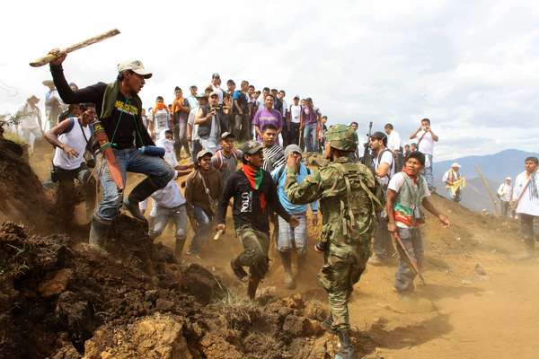 Un grupo de indígenas en Toribío, Cauca, rodearon y destruyeron las trincheras y tiendas de campaña de la fuerza pública, e incluso arrastraron a algunos de ellos. (Texto AFP)
