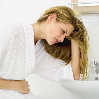 Sintomas de gripe: no início da gravidez, algumas mulheres se sentem mais sensíveis, com náuseas o tempo todo e uma temperatura elevada do corpo. Claro, os sintomas não incluem tosse ou espirros, mas são similares a sensação de estar com gripe
