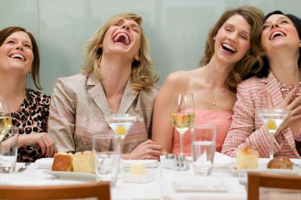 Reír con amigas, familiares, compañeros de trabajo o incluso sola es uno de los mejores ejercicios que puedes hacer.