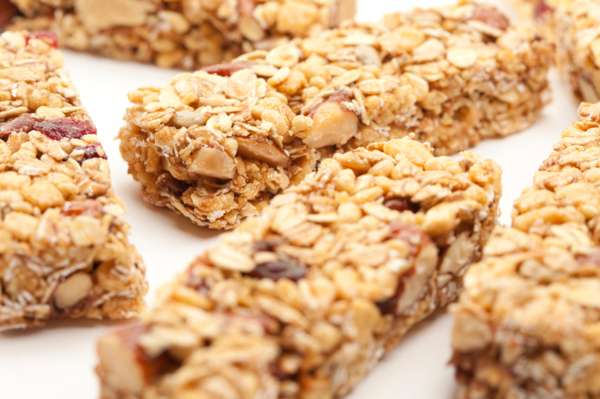 Com a correria das grandes cidades e do trabalho, nem sempre há tempo e lugar para comer de forma saudável. "É fundamental ter em mãos barrinha de cereal integral rica em proteínas e de baixa caloria", recomenda o nutricionista Ricardo Zanuto