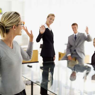 Termine após o trabalho: as manhãs são muito corridas e ainda sobra o risco de ter um dia muito ruim pela frente. Marque um encontro com ele ao anoitecer, depois do expediente, porque assim dá tempo suficiente para uma conversa longa e, ainda, de sair com amigos se precisar desabafar