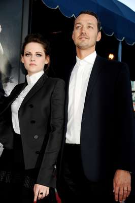 El romance favorito de los jóvenes está en la cuerda floja. Se ha descubierto que Kristen Stewart, de 22 años, le fue infiel a Pattinson con el director de su última película "Blancanieves y la leyenda del cazador", Rupert Sanders, de 42 años.