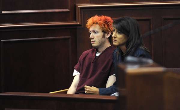 Para el asesino de Colorado, James Holmes, adquirir sus accesorios y balas fue tan sencillo como ir de compras en su vecindario o pulsar su "mouse". Pero la facilidad con la que Holmes adquirió las armas la tiene cualquier residente de Estados Unidos que no haya cometido ningún delito.