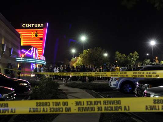 Se cumplen diez días de una de las peores masacres en la historia de Estados Unidos y James Holmes enfrenta 142 cargos criminales en su contra.