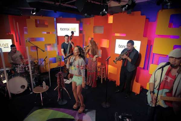 Beatriz Luengo se lució ofreciendo un impresionante show, totalmente gratis y en vivo, cargado de energía y buena vibra en Terra Live Music. Luciendo unos shorts bien cortos y un sweater de "Sesame Street", la artista iluminó con su gran belleza el escenario. En su repertorio sonaron sus grandes éxitos, entre ellos "What A Wonderfull", "Alguien", el único cover de Kings Of Leon aprobado por la banda, "Ley de Newton", que popularizó junto a Jesús Navarro, integrante de Reik y por su puesto el pegajoso "Como Tú No Hay 2", que cantó al lado de Yotuel.