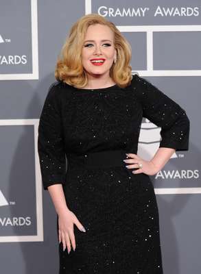 Enquanto muitas estrelas gostam de inventar moda na hora de fazer as unhas, Adele prefere manter as suas em um estilo mais simples