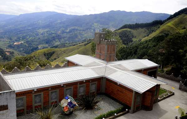 La Catedral, la lujosa cárcel que se levantó para el narcotraficante colombiano Pablo Escobar cuando se entregó a las autoridades en 1991 y de la que después se fugó, se convertirá 20 años después en un hogar para ancianos sin recursos.