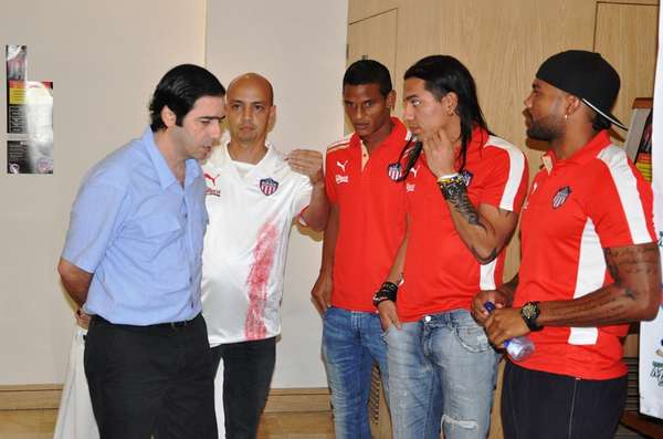 Antonio Char, Omar Barros (jefe de prensa) , Diego Amaya, Dayro Moreno y Leonardo López del Junior de Barranquilla.