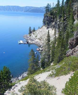Crater Lake, Oregon, Estados Unidos: situado no estado americano de Oregon, o Crater Lake é um magnífico lago dentro da caldeira de um antigo vulcão. Com águas límpidas e duas ilhas, o lago se encontra protegido dentro do Parque Nacional de Crater Lake e é o mais profundo dos Estados Unidos, com 592 metros de profundidade