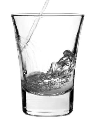 Aguardente, cachaça e pinga: é tudo a mesma coisa? A história não é bem assim e a diferença entre elas não está simplesmente na nomenclatura que carregam. A aguardente de cana de açúcar, muitas vezes, recebe o nome de cachaça erroneamente. O que difere as duas bebidas é basicamente o nível de graduação alcoólica, que é definido na hora da destilação. No entanto, o processo de fermentação das bebidas é o mesmo