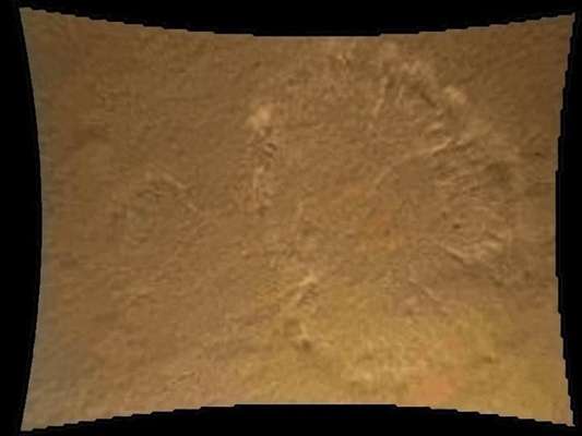 El robot explorador Curiosity se posó ayer con éxito sobre la superficie de Marte, donde durante los próximos dos años investigará si alguna vez hubo vida o podrá haberla en el Planeta Rojo. Y hoy comenzaron a llegar las primeras fotos a todo color del planeta.