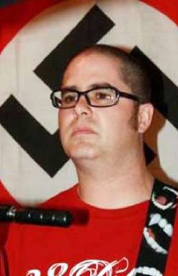 A dos días de la nueva masacre a tiros que enlutó al pueblo de Oak Creek, Wisconsin, se sabe que el pistolero Wade Michael Page tenía vínculos con grupos supremacistas blancos. Pero ¿qué lo llevó a cometer el baño de sangre en la casa de culto sikh? Conoce algunos de sus últimos escritos: