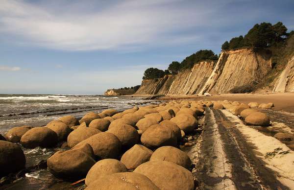 Bowling ball beach, California: o nome diz tudo, a Bowling Beach Ball tem grandes pedras como as de boliche (elas chegam até um metro de diâmetro) espalhadas em fila ao longo costa. Mas, esta praia da Califórnia é mais notável por sua areia verde e marés evanescentes do que pelas próprias rochas. As pessoas a visitam principalmente para o surf, pesca, piqueniques, ou simplesmente para assistir o pôr-do-sol