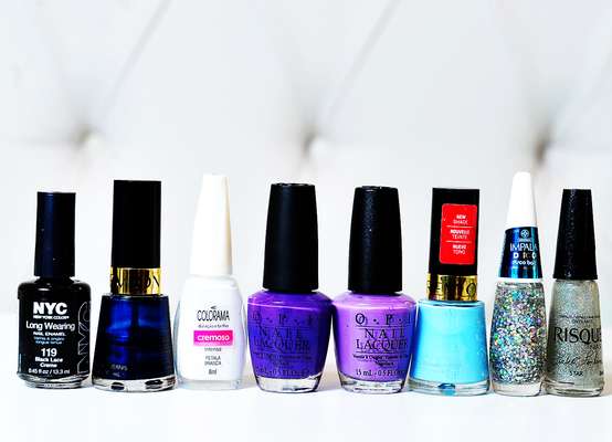 Para fazer as unhas com efeito 'Galaxy', você vai precisar dos esmaltes Black, da NY Color; Midnight Affair, da Revlon; Pétala Branca, da Colorama; Funk Dunkley, da O.P.I.; Grape Fitti, da O.P.I.; Blue Lagoon, da Revlon; Disco Ball, da Impala e Star, da coleção Isabeli Fontana, da Risqué