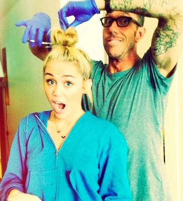 La cantante Miley Cyrus se ha cortado el pelo y lo ha 'tuiteado' en directo a través de su perfil. Ha potenciado su corlo rubio y se ha quitado su inseparable novio.
