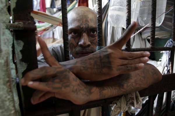El norte de América Central es el lugar más violento de la Tierra. Honduras y El Salvador, en particular, están plagados de las tasas de homicidio más altas del mundo, situándose en el puesto 1 y 2, respectivamente, de acuerdo con las Naciones Unidas, como consecuencia tanto de un legado de brutales guerras civiles, como de dos décadas de guerra entre pandillas.