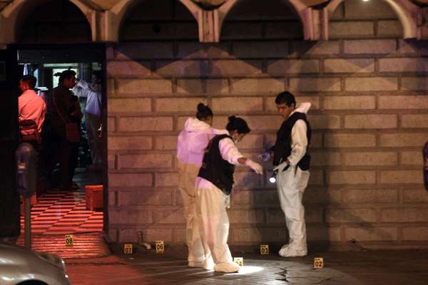 El enfrentamiento entre cárteles mexicanos ha provocado más de un centenar de asesinados en lo que va del 2012. En el último caso, el 13 de agosto, ocho personas murieron y una más resultó herida en un ataque a un bar ubicado en Monterrey (norte de México) por hombres armados que se identificaron como miembros del cártel del Golfo, confirmaron fuentes oficiales. El vocero del Consejo de Seguridad estatal, Jorge Domene, dijo que un grupo armado llegó al bar Matehuala, en el centro de Monterrey, capital del estado de Nuevo León, alrededor de las 23.00 hora local y abrió fuego de manera indiscriminada.