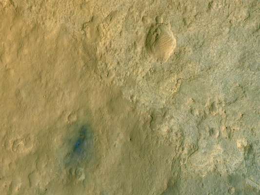 Curiosity aterrizó en el cráter de Marte conocido como el cráter Gale, que es aproximadamente del tamaño de Connecticut y Rhode Island combinados en Estados Unidos. Un punto verde muestra donde el rover aterrizó con un contorno azul.