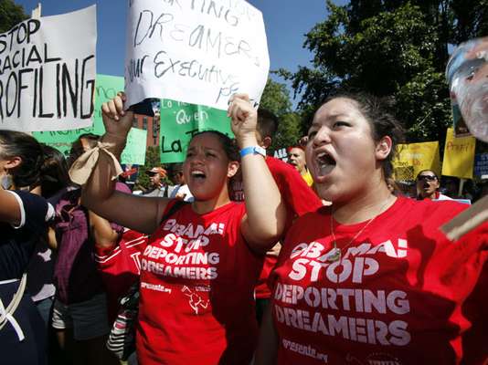 Miles de jóvenes 'sin papeles' en todo Estados Unidos se preparan este miércoles para iniciar la solicitud de suspensión temporal de sus deportaciones bajo un nuevo programa federal. Se calcula que 1.76 millón de indocumentados podrían beneficiarse de la nueva iniciativa, que si bien resulta alentadora para la comunidad inmigrante del país, también tiene sus contras. Veamos cuáles son sus ventajas y desventajas a continuación: