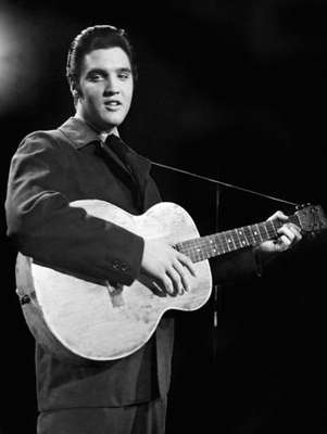 Hace 35 años el mundo se despidió de Elvis Presley, el 'Rey del rock and roll'. Dueño de una voz inconfundible, el cantante estadounidense es considerado un ícono cultural y una figura rompedora en una época que no admitía, a priori, muchas innovaciones.
