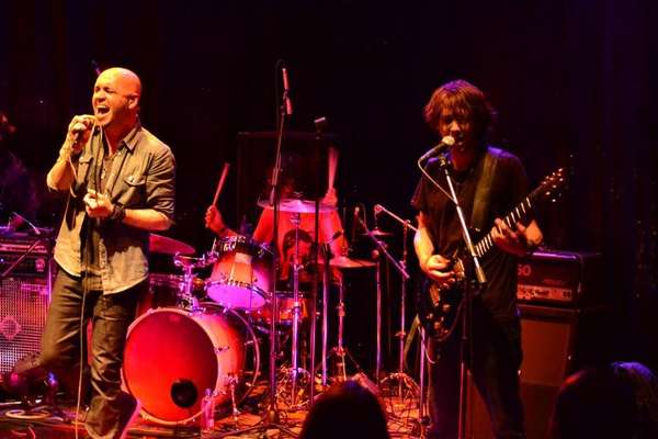 Aiken se define a sí mismo como un rock pop energético en busca de nuevos horizontes. La banda chilena formada en 2007 por los hermanos José Miguel y Pablo Ferrera, al año debutarían en las listas con su álbum 'Libre de mente'. El año pasado lanzaron 'Reaccionar' y ahora se preparan para su desembarco en Santa Marta.