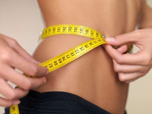 Quem está brigando com o excesso de peso deve imaginar que pessoas que exibem forma invejável são privilegiados que desfrutam de muito tempo e de muitos recursos para cuidar da saúde e aparência do corpo. Pois não é bem assim e muitas vezes são desculpas infundadas que impedem o início de uma mudança de hábito. O blog Huffington Post enumerou as 10 principais delas e como combatê-las. Confira: