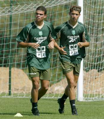 Cristiano Ronaldo (junto a Pepe) empezó su carrera profesional en el Sporting de Lisboa, en 2002.