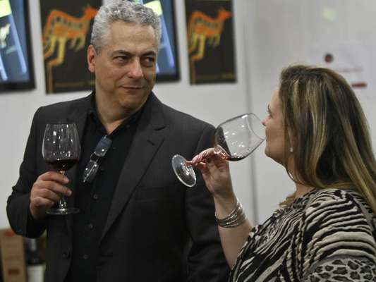 Degustação de vinhos, descontos especiais, palestras, lançamentos, competição, música ao vivo, exposição de arte. Tudo isso está presente na terceira edição do Wine Weekend, em São Paulo, evento acontece no Jockey Club até domingo (19) e reúne mais de 2 mil rótulos. Entre os cerca de 40 expositores estão grandes produtores e importadores