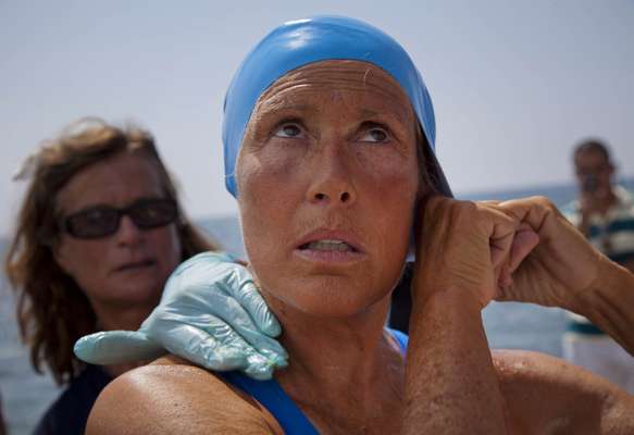 La nadadora de resistencia Diana Nyad continuó el domingo atravesando las turbulentas aguas que separan el Estrecho de la Florida de Cuba a pesar de haber tenido algunos encuentros con medusas. Nyad avanzaba a unas 50 brazadas por minuto y sus colaboradores actualizaban su blog personal y su cuenta de Twitter en términos optimistas.