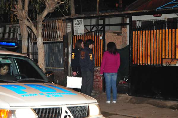 Un hombre de 56 años identificado como Manuel Parraguez resultó herido tras ser impactado por una "bala loca" en la comuna de Cerro Navia. El proyectil fue disparado en el contexto de un enfrentamiento entre bandas de narcotraficantes en la Población Sara Gajardo, quienes se disputaban el territorio. Parraguez, quien se aprestaba para acostarse, salió a la calle alertado por la balacera y con la preocupación de proteger a su nieto, que estaba bajo su custodia, ocasión en la que recibió un balazo perdido en el abdomen. El hombre está internado grave en el Hospital San Juan de Dios, con riesgo vital.