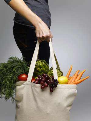 Manter uma alimentação balanceada não é tarefa fácil, mas fazer uma lista de supermercado saudável caber no orçamento é ainda mais complicado