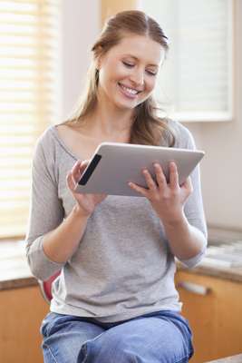 No hay hogar sin cocina. Unas más pequeñas que otras, unas más equipadas que otras, pero siempre hace falta un espacio para preparar los alimentos que más nos gustan. El iPad ha ido llegando poco a poco a muchos ámbitos de nuestra vida diaria. La cocina no podía ser la excepción. De hecho, el iPad podría ser una herramienta muy útil para cocinar.