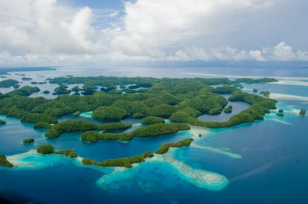 Lagoa Sul das Ilhas Rock, Palau: a lagoa sul das Ilhas Rock, em Palau, tem mais de 400 ilhotas de origem vulcânica cobertas de vegetação. Combinado com o azul turquesa das águas protegidas por recifes, o verde das ilhotas forma cartões-postais incríveis, num local perfeito para mergulhar