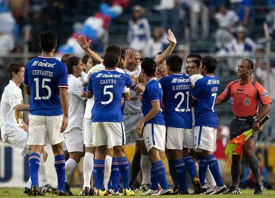 Pumas y Cruz Azul suelen ofrecer grandes partidos, cargados de goles, colorido y mucha pasión. Te presentamos un compendio de instantes memorables.