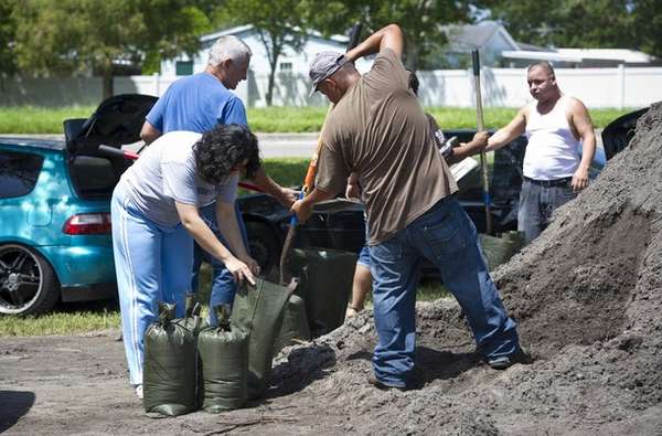 Tras el anuncio de Estado de Emergencia en Florida, los habitantes del sur del estado se preparan para la llegada de la tormenta tropical Isaac, que podría convertirse en huracán