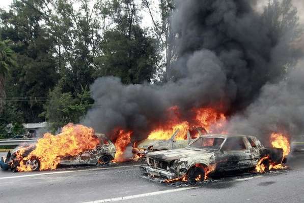 Los narcos en México siguen intimidando a la población civil. Esta vez fue en el Estado de Jalisco, a las afueras de Guadalajara, donde con carros quemados querían bloquear las principales vías de acceso de la ciudad.