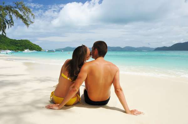 Viajar é sempre uma ótima opção para relaxar, deixar o stress para trás e esquecer dos problemas. Para um casal, sair da rotina e conhecer novos lugares também revigora a relação, além de ser uma excelente chance de dar uma apimentada na vida a dois. "A viagem pode esquentar novamente a paixão", disse a terapeuta de casais, escritora e presidente da agência de casamento A2Encontros, Cláudya Toledo