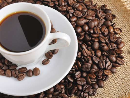 Café (1 xícara): 4,5 calorias (sem açúcar ou adoçante)/ 4,6 calorias (3 gotas de sacarina)/ 24,5 calorias (1 colher de café de açúcar)