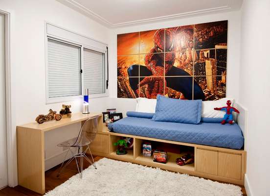 No projeto das arquitetas Paula Ferraz e Éllen Cavalcante a imagem do Homem-Aranha foi impressa em um adesivo inteiriço, que foi cortado e dividido entre doze quadros de madeira. Informações: (11) 5096-2424