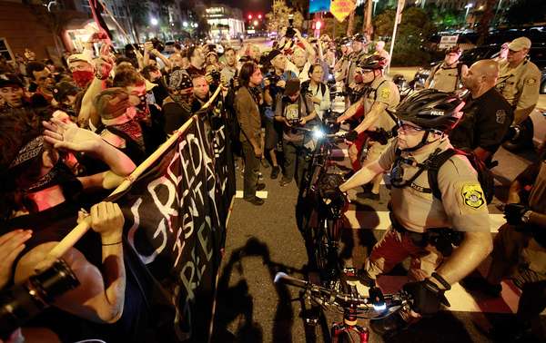 Policías cerraron el tráfico en el centro de Tampa durante la Convención Nacional Republicana, luego de que en la noche del martes decenas de opositores de Mitt Romney se manifestaran a las afueras del lugar.