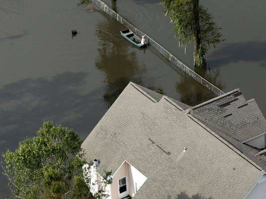 "Isaac" ha provocado la muerte de siete personas y sigue azotando los estados de Louisiana, donde este viernes casi la mitad de las viviendas y negocios estaban sin luz, y Misisipi, donde una presa amenaza con romperse, lo que ha obligado a ordenar la evacuación de unas 50.000 personas en ambos estados.