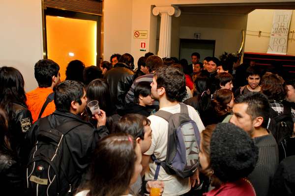 Con invitados, intervenciones teatrales y una pirotecnia vintage la banda de Metal Pájaro, Sinergia, celebró sus 20 años de vida con un concierto en el Teatro Oriente y que fue transmitido en vivo por Terra. En el show, el grupo interpretó los temas más importantes de su carrera y presentó oficialmente su nuevo álbum llamado "Aquí nadie debería ser pobre". Las intervenciones teatrales estuvieron a cargo del grupo musical Mosquitas Muertas, Teatro Phi y los actores Luis Dubó y Willy Benítez.