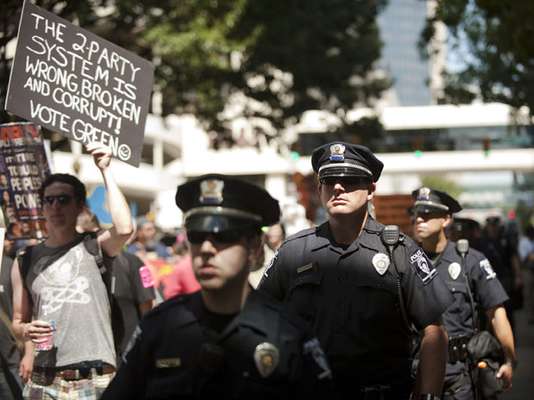 Varios miles de policías llegados desde distintos puntos del país refuerzan desde este lunes la seguridad en Charlotte para la Convención Demócrata, que designará oficialmente al presidente Barack Obama como candidato a la reelección.