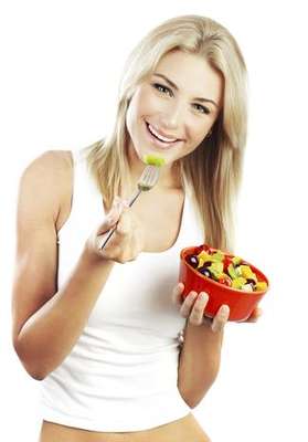 Por ser la primera comida del día tras el largo período de ayuno durante el sueño, el desayuno tiene una gran importancia para la alimentación como un todo. "Si no ingiere nada en este horario, el cuerpo, que ya está con su reserva de energía baja, comienza a consumir masa muscular. Es decir, por ejemplo, hay una pérdida de masa muscular y consecuente flacidez", explica la nutricionista Livia.