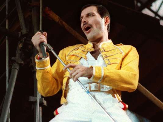 Farrokh Bulsara, conocido mundialmente como Freddie Mercury, (1946 - 1991), uno de los genios de la música rock cumpliría 66 años. A dos décadas de su muerte es recordado como uno de los músicos más prolíficos que brilló durante los años 70 y 80. Su muerte, en 1991 se debió a las complicaciones derivadas del sida que padeció.